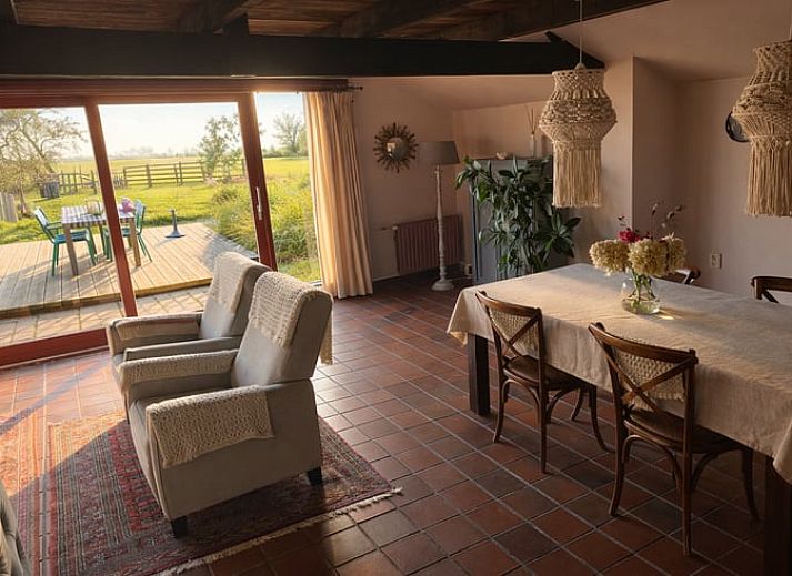 Green surroundings with trees near Cottage in Stolwijk, vacation accommodation in Alblasserwaard, South Holland.