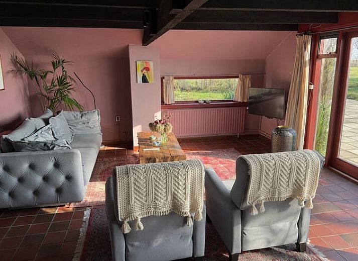 Green surroundings with trees near Cottage in Stolwijk, vacation accommodation in Alblasserwaard, South Holland.