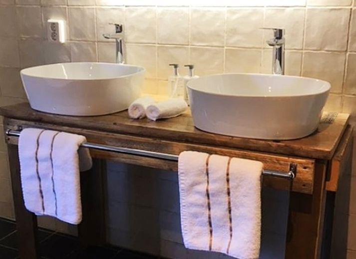 Green surroundings with trees near Cottage in Stolwijk, vacation accommodation in Alblasserwaard, South Holland.