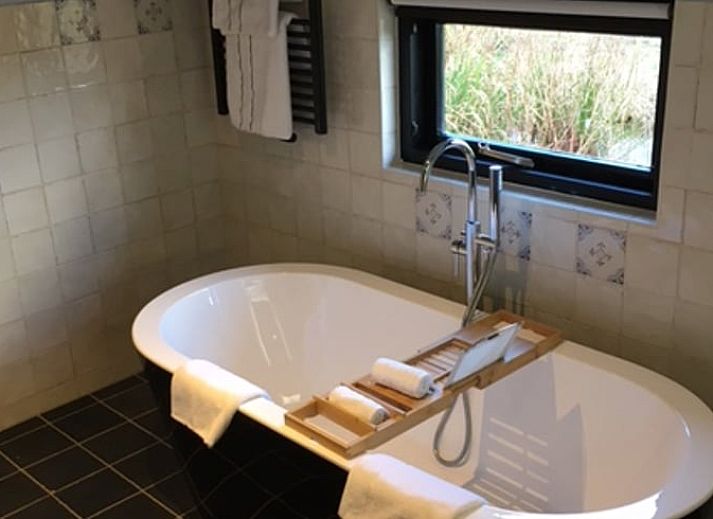 Green surroundings with trees near Cottage in Stolwijk, vacation accommodation in Alblasserwaard, South Holland.