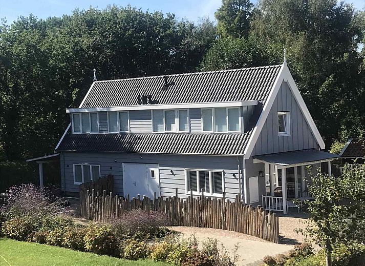 Ferienhaus ZH330 in Ouddorp, Goeree-Overflakkee, Suedholland mit einem schoenen Aussenbereich und gruener Umgebung.