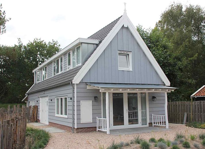 Ferienhaus ZH330 in Ouddorp, Goeree-Overflakkee, Suedholland mit einem schoenen Aussenbereich und gruener Umgebung.