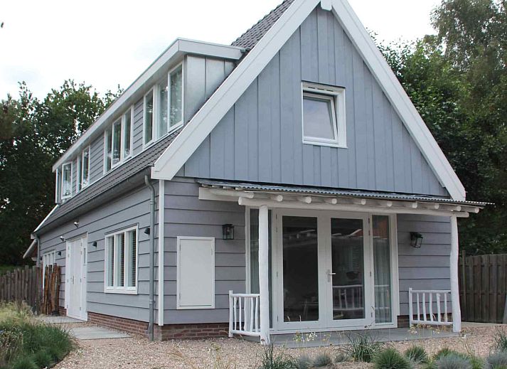 Ferienhaus ZH330 in Ouddorp, Goeree-Overflakkee, Suedholland mit einem schoenen Aussenbereich und gruener Umgebung.
