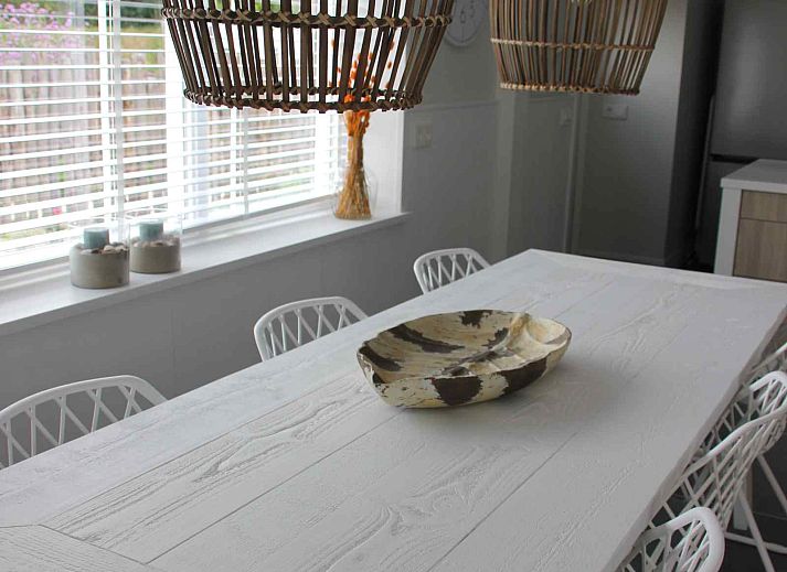 Ferienhaus ZH330 in Ouddorp, Goeree-Overflakkee, Suedholland mit einem schoenen Aussenbereich und gruener Umgebung.