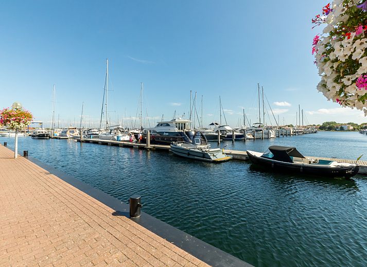 Informativer Prospektstaender im Ferienhaus ZH330, Ouddorp, ideal fuer Entdeckungen in Suedholland.