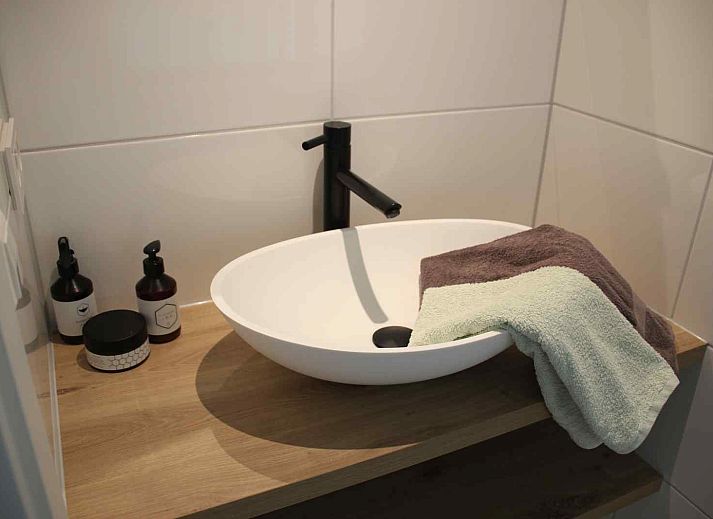 Informativer Prospektstaender im Ferienhaus ZH330, Ouddorp, ideal fuer Entdeckungen in Suedholland.