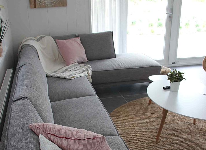 ZH330 Ferienhaus Ouddorp bietet eine geraeumige Terrasse mit einem Vordach, ideal zum Entspannen in Goeree-Overflakkee.