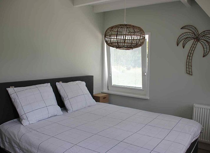 ZH330 Ferienhaus Ouddorp bietet eine geraeumige Terrasse mit einem Vordach, ideal zum Entspannen in Goeree-Overflakkee.