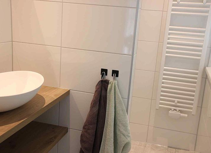 ZH330 Ferienhaus Ouddorp bietet eine geraeumige Terrasse mit einem Vordach, ideal zum Entspannen in Goeree-Overflakkee.