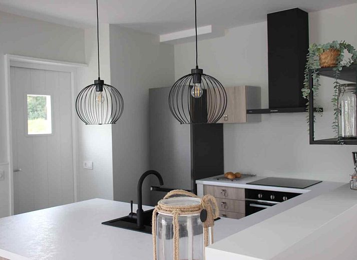 Praktischer Stauraum im Ferienhaus ZH330, Ouddorp, mit Kleiderbuegeln und Klappstuhl.