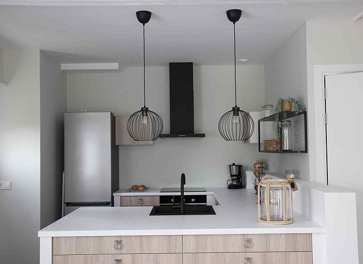 Praktischer Stauraum im Ferienhaus ZH330, Ouddorp, mit Kleiderbuegeln und Klappstuhl.