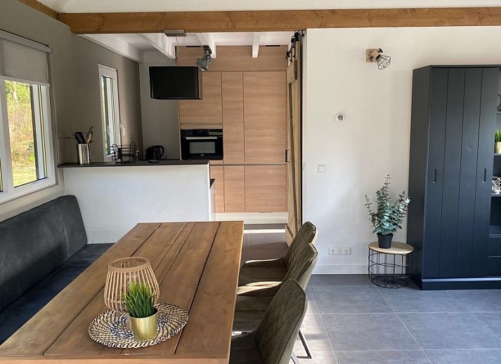 Spacious green garden at vacation home Vrijheid in Ouddorp, Goeree-Overflakkee, South Holland, ideal for relaxation.