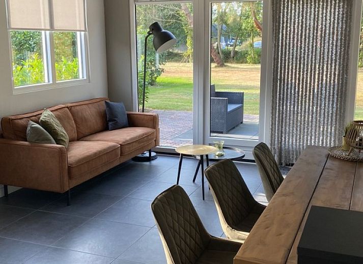 Spacious green garden at vacation home Vrijheid in Ouddorp, Goeree-Overflakkee, South Holland, ideal for relaxation.