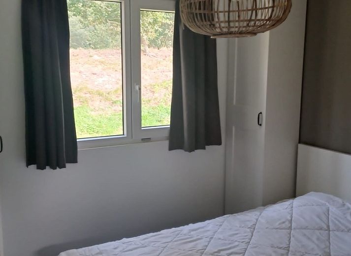 Spacious green garden at vacation home Vrijheid in Ouddorp, Goeree-Overflakkee, South Holland, ideal for relaxation.