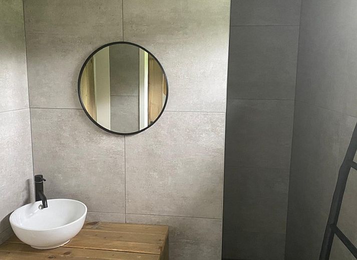 Spacious green garden at vacation home Vrijheid in Ouddorp, Goeree-Overflakkee, South Holland, ideal for relaxation.