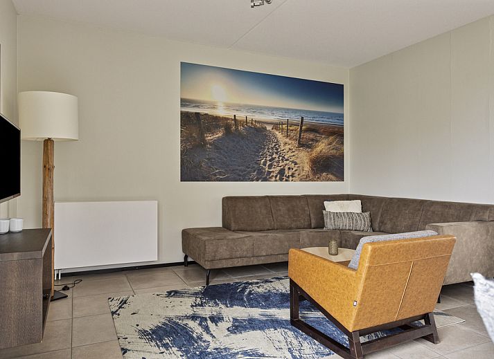 Reihenhaus in Ouddorp, Ferienhaus in Goeree-Overflakkee, Sdholland, umgeben von Dnen mit moderner Architektur und sonniger Umgebung.