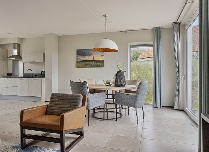 Reihenhaus in Ouddorp, Ferienhaus in Goeree-Overflakkee, Sdholland, umgeben von Dnen mit moderner Architektur und sonniger Umgebung.