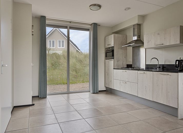 Reihenhaus in Ouddorp, Ferienhaus in Goeree-Overflakkee, Sdholland, umgeben von Dnen mit moderner Architektur und sonniger Umgebung.