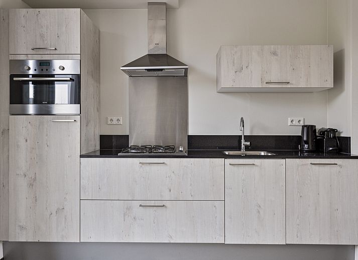 Reihenhaus in Ouddorp, Ferienhaus in Goeree-Overflakkee, Sdholland, umgeben von Dnen mit moderner Architektur und sonniger Umgebung.