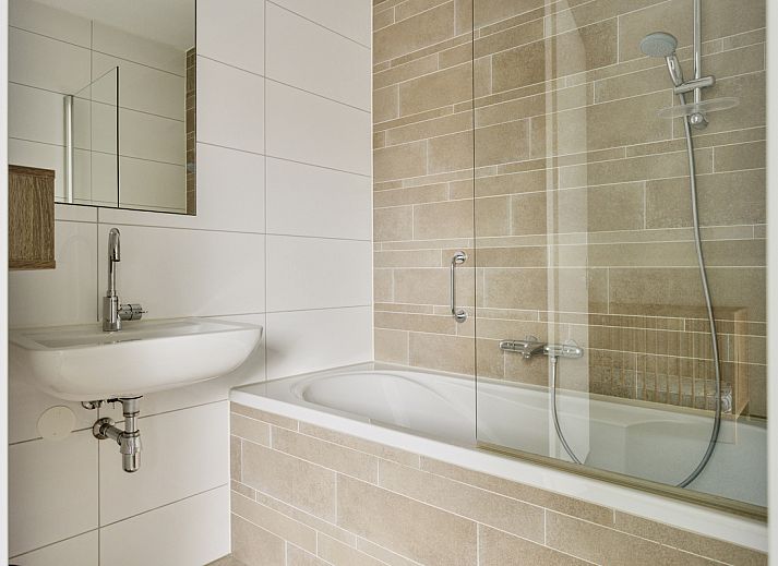 Eingang zur Doppelhaushlfte in Ouddorp, Ferienhaus in Goeree-Overflakkee, Sdholland mit modernem Badezimmer.