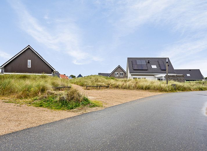 Gemtliches Wohnzimmer von Geschakelde woning in Ouddorp, einem Ferienhaus in Ouddorp, Goeree-Overflakkee, Sdholland mit Gartenblick.