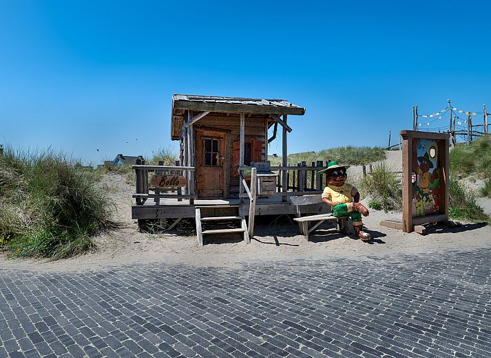 Gemtliches Wohnzimmer von Geschakelde woning in Ouddorp, einem Ferienhaus in Ouddorp, Goeree-Overflakkee, Sdholland mit Gartenblick.