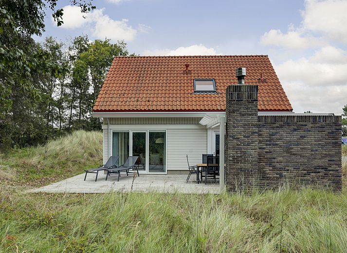 Freistehendes Haus in Ouddorp, ein Ferienhaus in der Natur von Goeree-Overflakkee, Sdholland, mit einem schnen Garten und einer Terrasse.