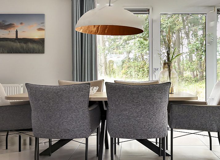 Freistehendes Haus in Ouddorp, ein Ferienhaus in Goeree-Overflakkee in Sdholland, mit einer Terrasse, umgeben von Natur und Ruhe.