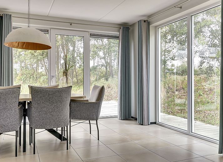 Freistehendes Haus in Ouddorp, ein Ferienhaus in Goeree-Overflakkee in Sdholland, mit einer Terrasse, umgeben von Natur und Ruhe.