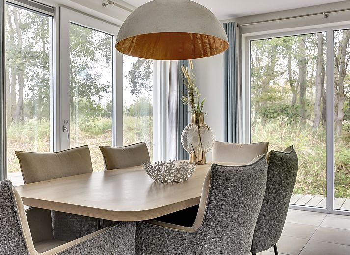 Freistehendes Haus in Ouddorp, ein Ferienhaus in Goeree-Overflakkee in Sdholland, mit einer Terrasse, umgeben von Natur und Ruhe.