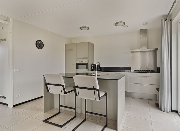 Freistehendes Haus in Ouddorp, ein Ferienhaus in Goeree-Overflakkee in Sdholland, mit einer Terrasse, umgeben von Natur und Ruhe.