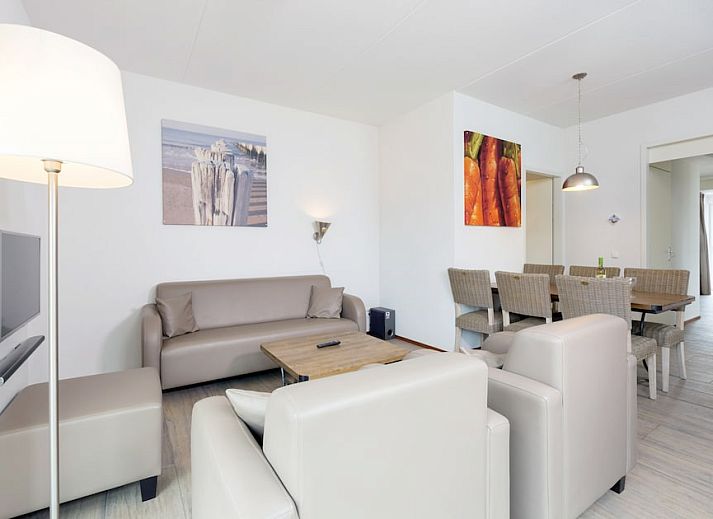 Geniet van de ruime veranda van Bungalow 6B in Ouddorp, Goeree-Overflakkee, Zuid-Holland, ideaal vakantiehuis voor ontspanning.