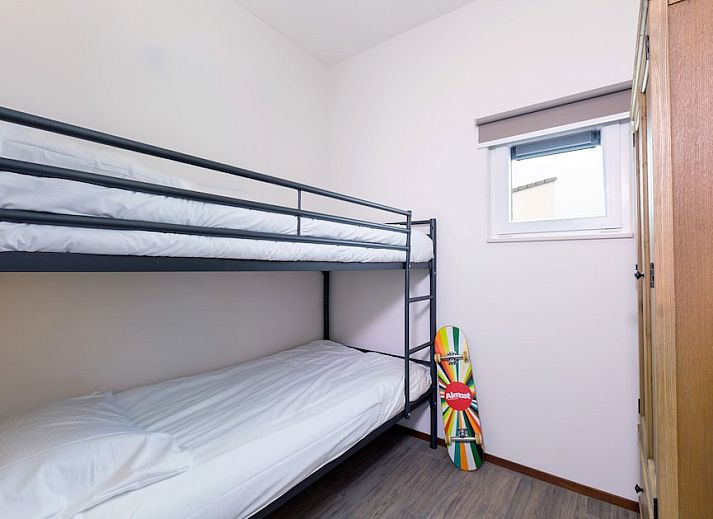 Geniet van de ruime veranda van Bungalow 6B in Ouddorp, Goeree-Overflakkee, Zuid-Holland, ideaal vakantiehuis voor ontspanning.