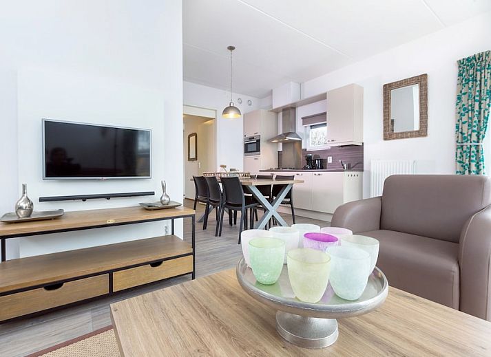 Gemuetliches Wohnzimmer von Bungalow 6C in Ouddorp, Goeree-Overflakkee, Suedholland, mit bequemer Sitzecke und modernem Essbereich.