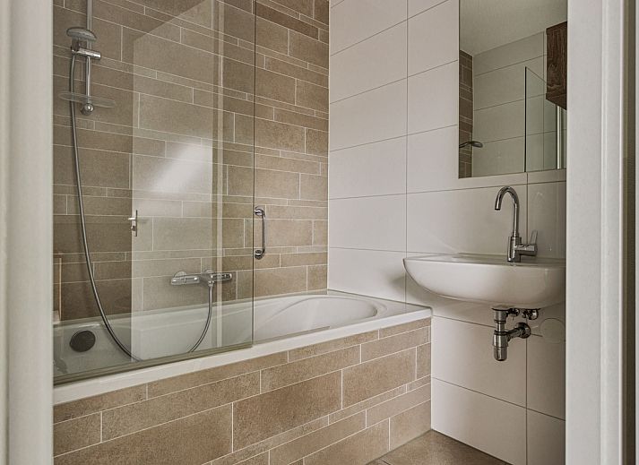 Eingang der Doppelhaushlfte in Ouddorp, Ferienhaus in Goeree-Overflakkee, Sdholland, mit moderner Diele und Fliesenboden.