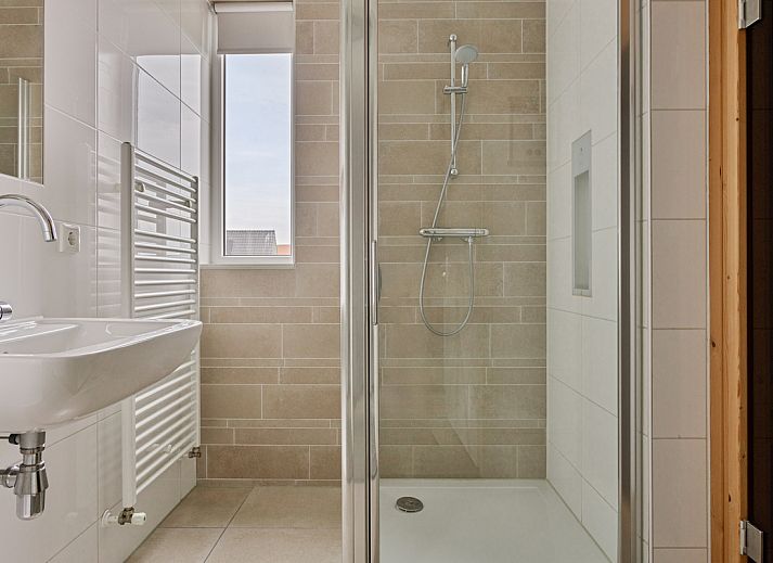 Eingang der Doppelhaushlfte in Ouddorp, Ferienhaus in Goeree-Overflakkee, Sdholland, mit moderner Diele und Fliesenboden.