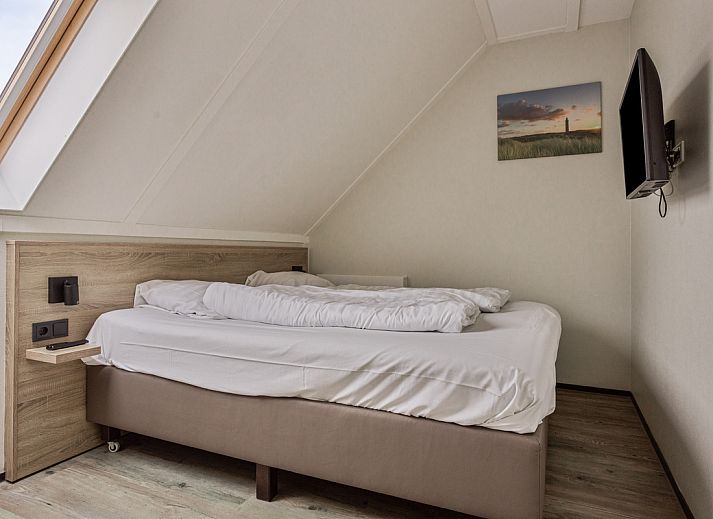 Eingang der Doppelhaushlfte in Ouddorp, Ferienhaus in Goeree-Overflakkee, Sdholland, mit moderner Diele und Fliesenboden.