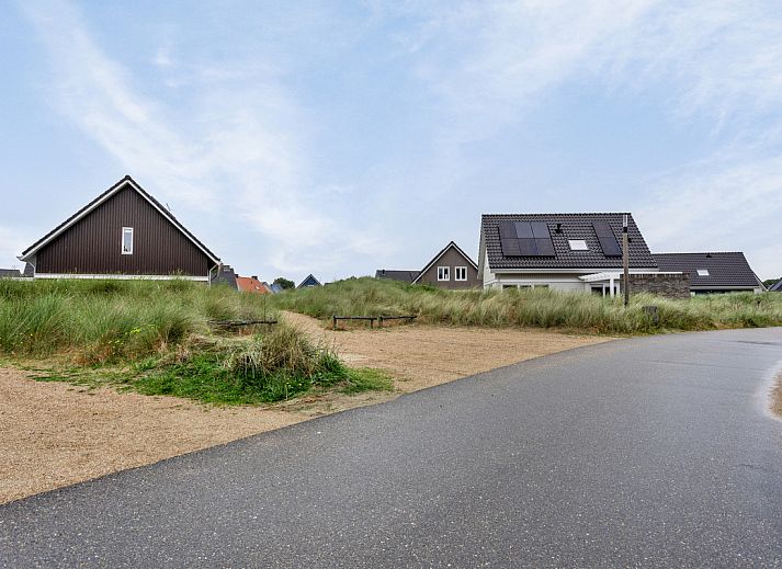 Gemtliches Wohnzimmer in einer Doppelhaushlfte in Ouddorp, Goeree-Overflakkee, Sdholland, mit moderner Einrichtung und Blick auf die Natur.