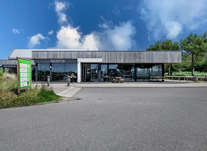 Gemtliches Wohnzimmer in einer Doppelhaushlfte in Ouddorp, Goeree-Overflakkee, Sdholland, mit moderner Einrichtung und Blick auf die Natur.