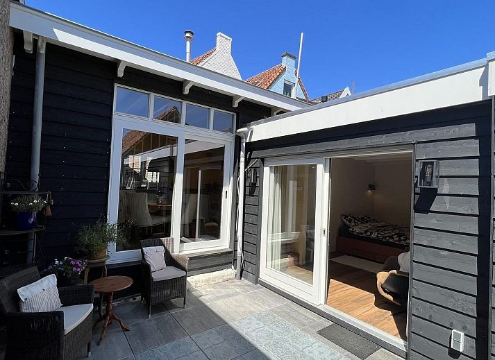 Gezellige winkelstraat nabij VZ1114 Vakantieappartement in Ouddorp, Goeree-Overflakkee, Zuid-Holland.