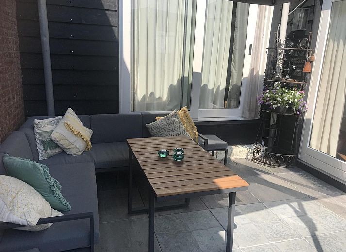 Gezellige winkelstraat nabij VZ1114 Vakantieappartement in Ouddorp, Goeree-Overflakkee, Zuid-Holland.