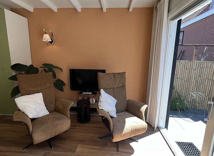 Gezellige winkelstraat nabij VZ1114 Vakantieappartement in Ouddorp, Goeree-Overflakkee, Zuid-Holland.