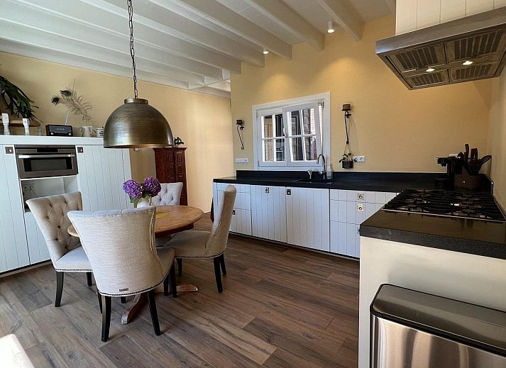 Zonnig terras van VZ1114 Vakantieappartement in Ouddorp, ideaal voor ontspanning.