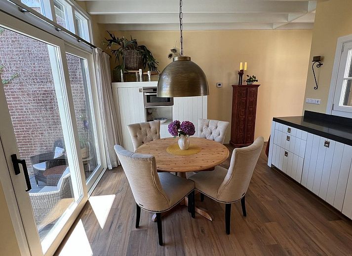 Zonnig terras van VZ1114 Vakantieappartement in Ouddorp, ideaal voor ontspanning.