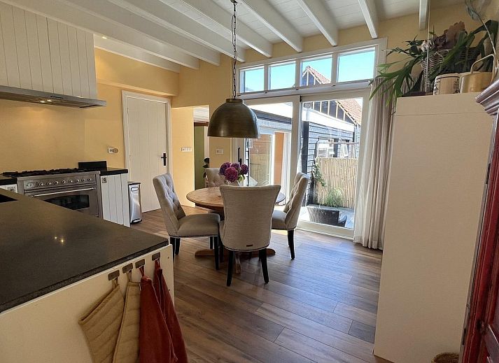 Zonnig terras van VZ1114 Vakantieappartement in Ouddorp, ideaal voor ontspanning.