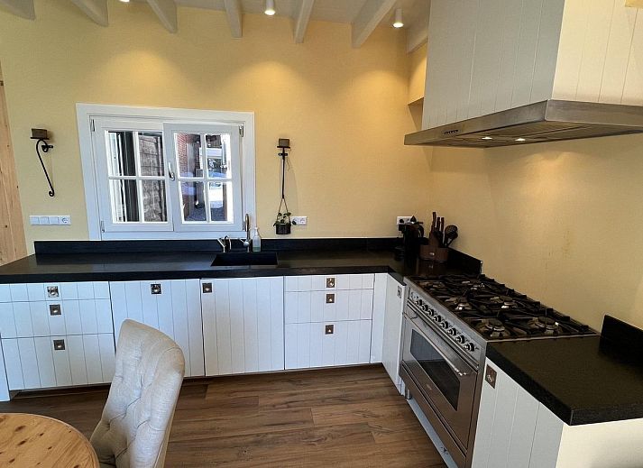 Zonnig terras van VZ1114 Vakantieappartement in Ouddorp, ideaal voor ontspanning.