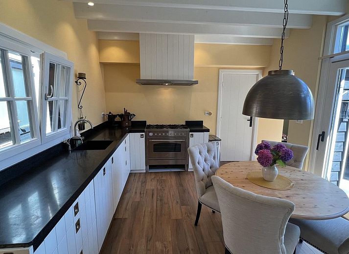 Zonnig terras van VZ1114 Vakantieappartement in Ouddorp, ideaal voor ontspanning.