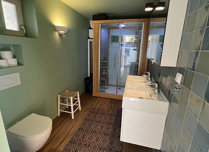 Knusse binnenruimte van VZ1114 Vakantieappartement in Ouddorp met comfortabele stoelen.