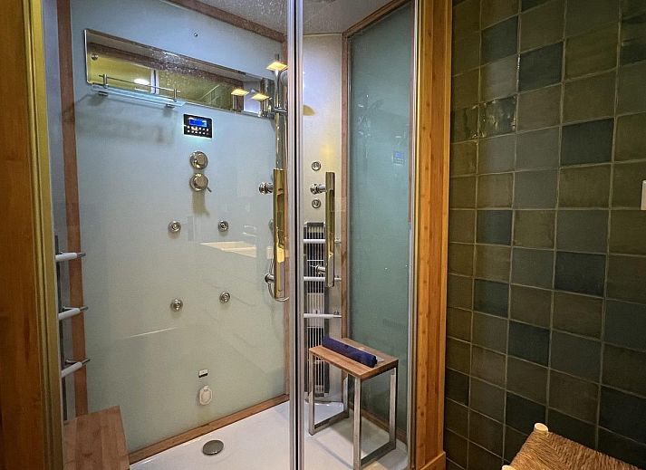 Knusse binnenruimte van VZ1114 Vakantieappartement in Ouddorp met comfortabele stoelen.