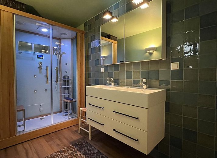 Knusse binnenruimte van VZ1114 Vakantieappartement in Ouddorp met comfortabele stoelen.